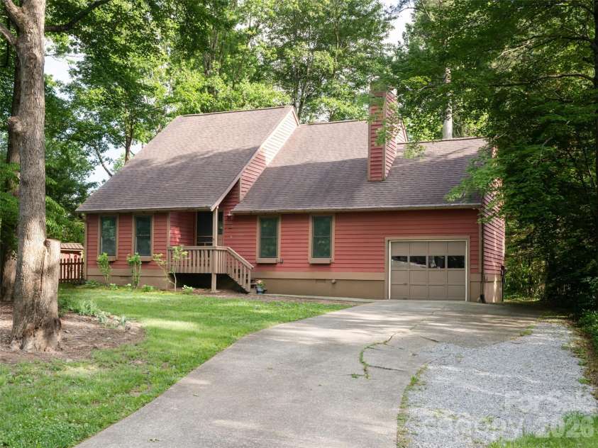 1 Oak Leaf Drive, Fletcher, NC 28732.  MLS# CAR4391386, YatesRealty ID 29309. 