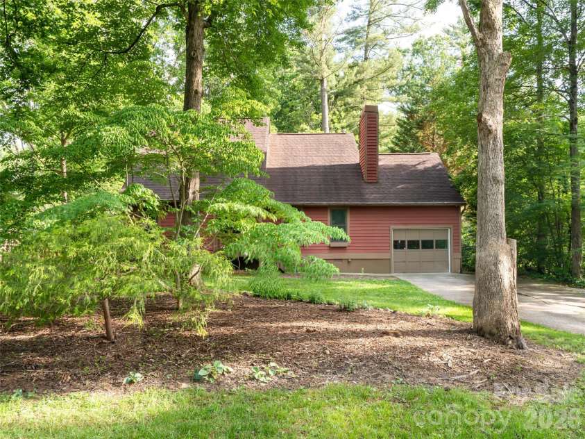 1 Oak Leaf Drive, Fletcher, NC 28732.  MLS# CAR4391386, YatesRealty ID 29309. 