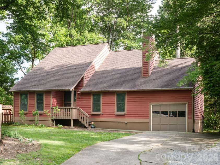 1 Oak Leaf Drive, Fletcher, NC 28732.  MLS# CAR4391386, YatesRealty ID 29309. 