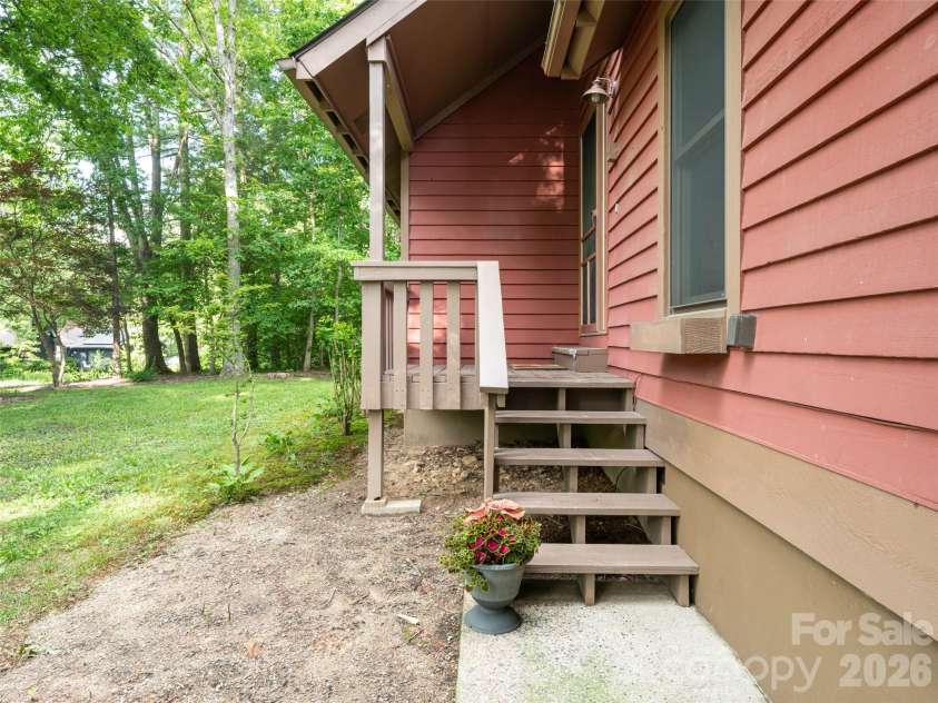 1 Oak Leaf Drive, Fletcher, NC 28732.  MLS# CAR4391386, YatesRealty ID 29309. 