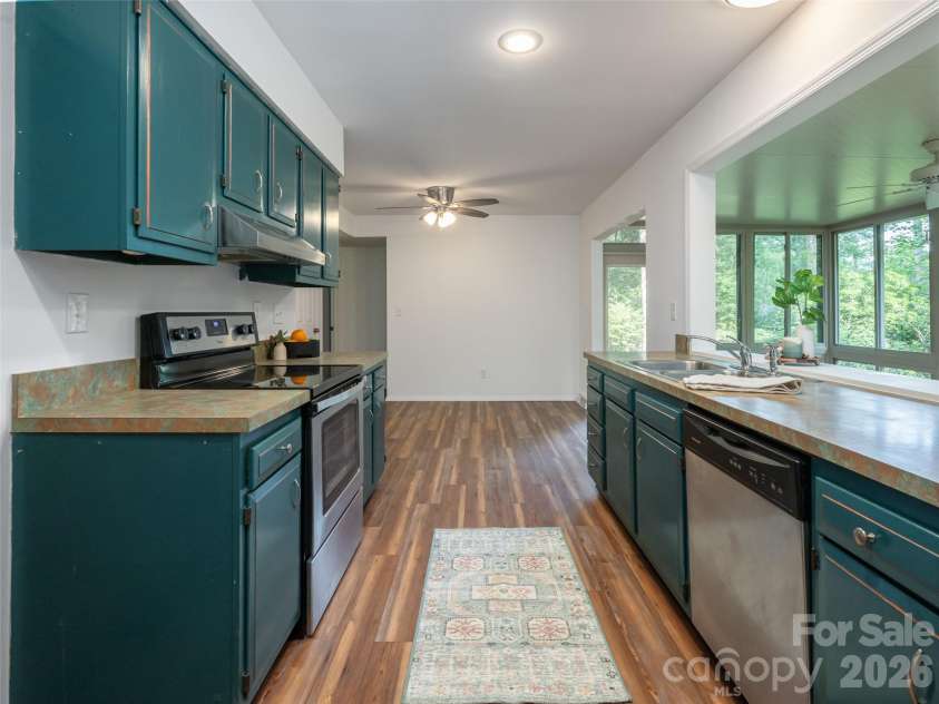 1 Oak Leaf Drive, Fletcher, NC 28732.  MLS# CAR4391386, YatesRealty ID 29309. 