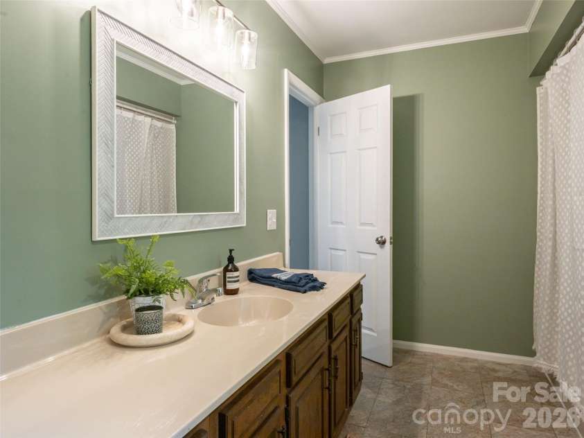 1 Oak Leaf Drive, Fletcher, NC 28732.  MLS# CAR4391386, YatesRealty ID 29309. 