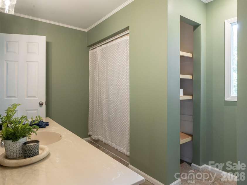 1 Oak Leaf Drive, Fletcher, NC 28732.  MLS# CAR4391386, YatesRealty ID 29309. 