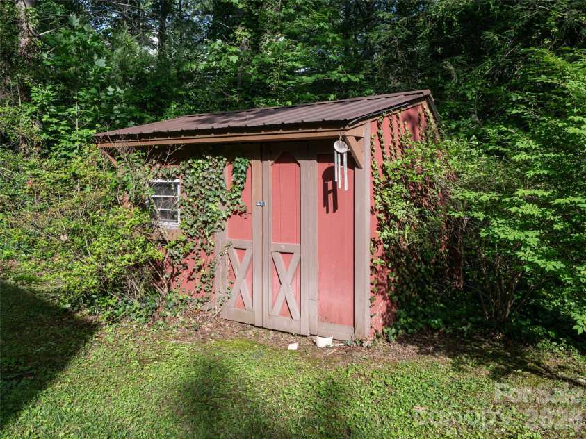1 Oak Leaf Drive, Fletcher, NC 28732.  MLS# CAR4391386, YatesRealty ID 29309. 