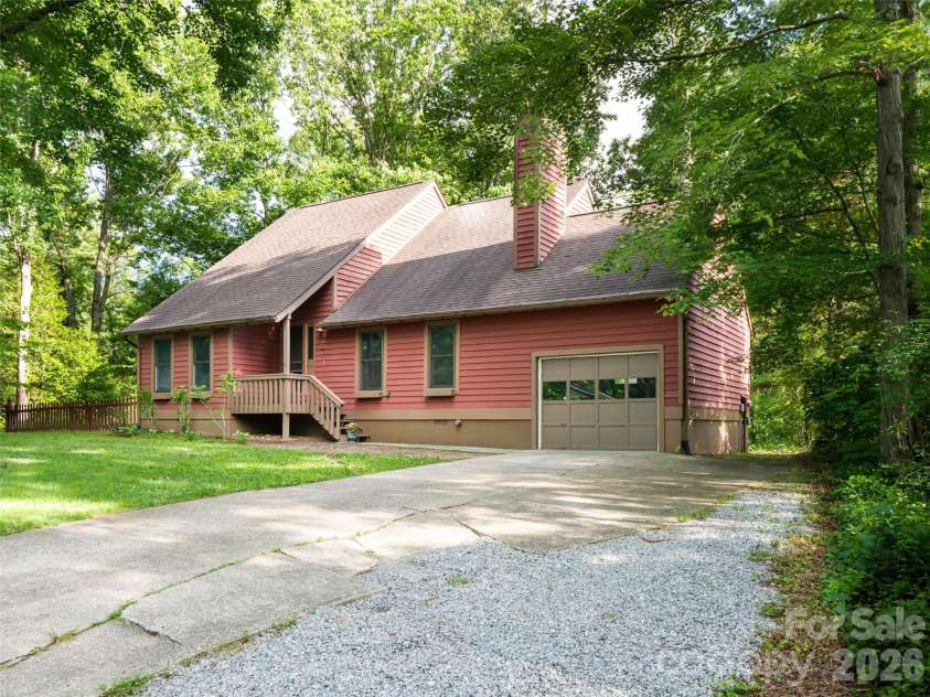 1 Oak Leaf Drive, Fletcher, NC 28732.  MLS# CAR4391386, YatesRealty ID 29309. 