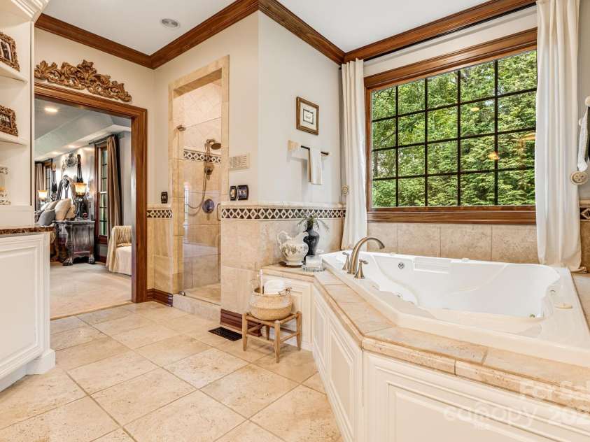 76 Bradford Vista, Fletcher, NC 28732.  MLS# CAR4279967, YatesRealty ID 29309. Primary Ensuite