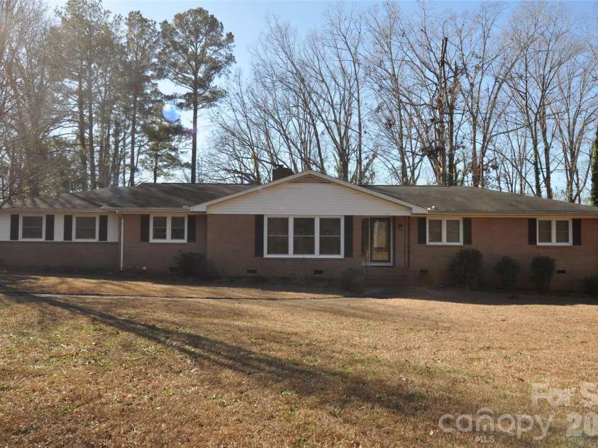 109 Shamrock Drive, Chester, SC 29706.  MLS# CAR4342037, YatesRealty ID 2931. 