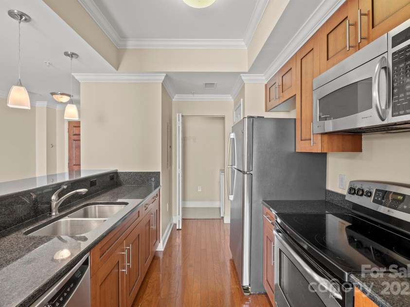 300 5th Street, Charlotte, NC 28202.  MLS# CAR4264363, YatesRealty ID 2931. 