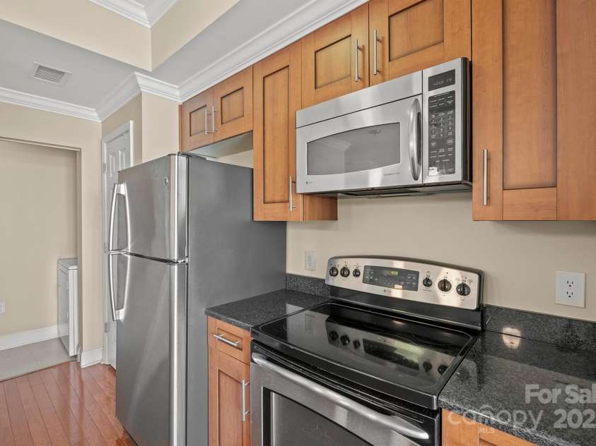 300 5th Street, Charlotte, NC 28202.  MLS# CAR4264363, YatesRealty ID 2931. 