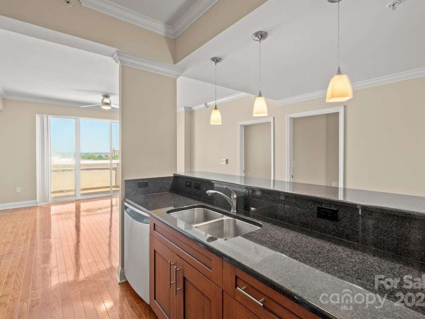 300 5th Street, Charlotte, NC 28202.  MLS# CAR4264363, YatesRealty ID 2931. 