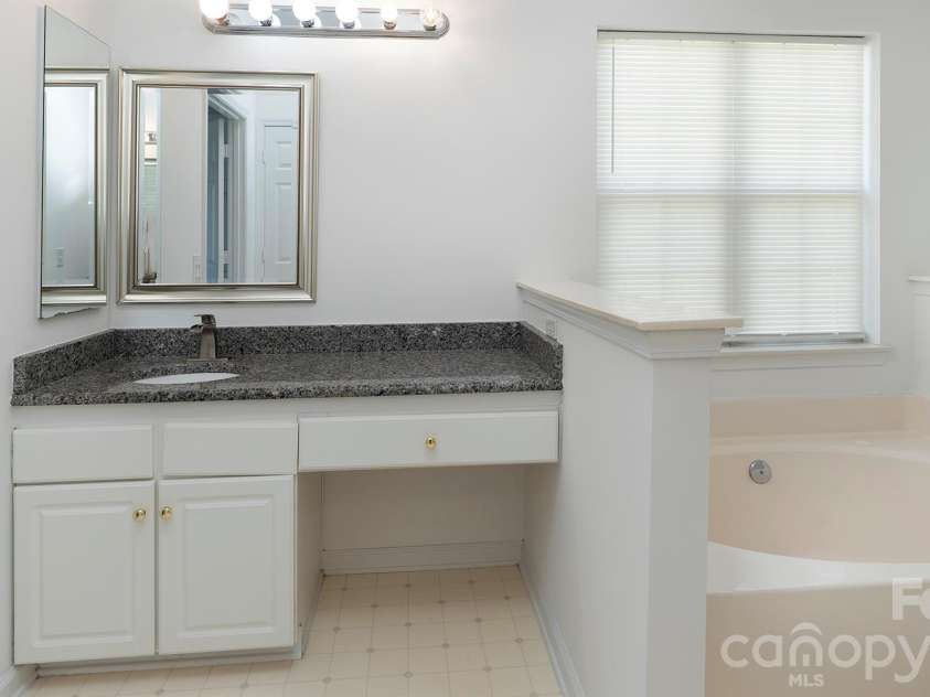 11807 Song Sparrow Lane, Charlotte, NC 28269.  MLS# CAR4391821, YatesRealty ID 29310. 