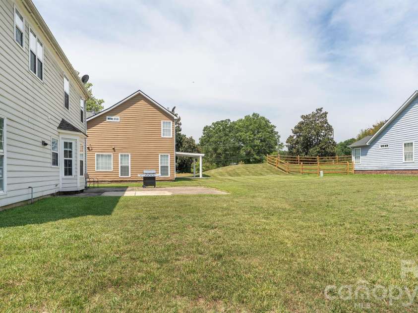 11807 Song Sparrow Lane, Charlotte, NC 28269.  MLS# CAR4391821, YatesRealty ID 29310. 