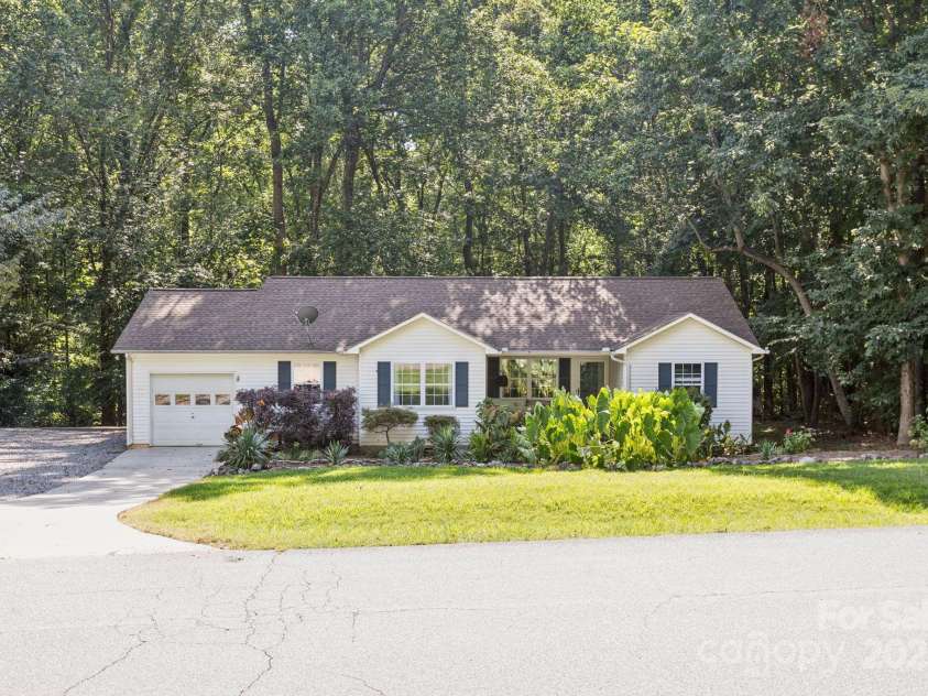 125 Mills Forest Lane, Mooresville, NC 28117.  MLS# CAR4284416, YatesRealty ID 29311. 
