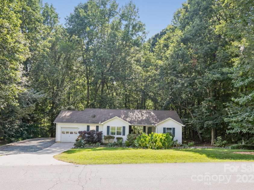 125 Mills Forest Lane, Mooresville, NC 28117.  MLS# CAR4284416, YatesRealty ID 29311. 