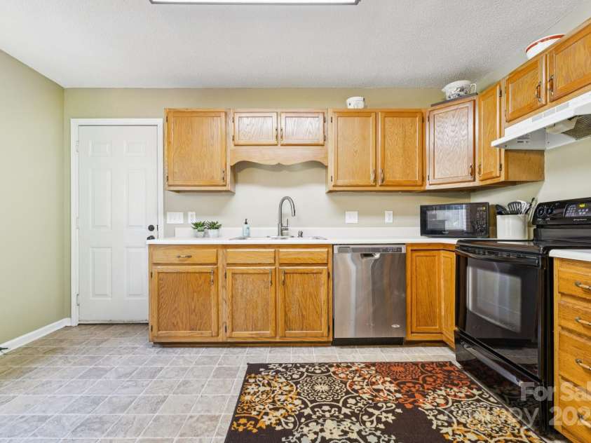 125 Mills Forest Lane, Mooresville, NC 28117.  MLS# CAR4284416, YatesRealty ID 29311. 
