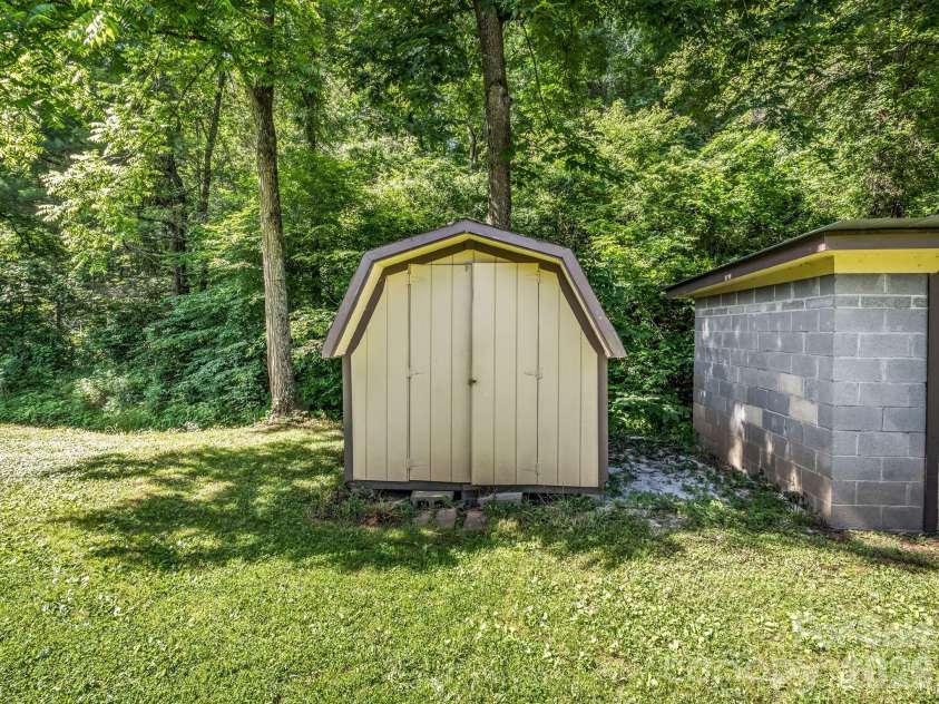 8 Don Felmet Road, Leicester, NC 28748.  MLS# CAR4390735, YatesRealty ID 29311. 