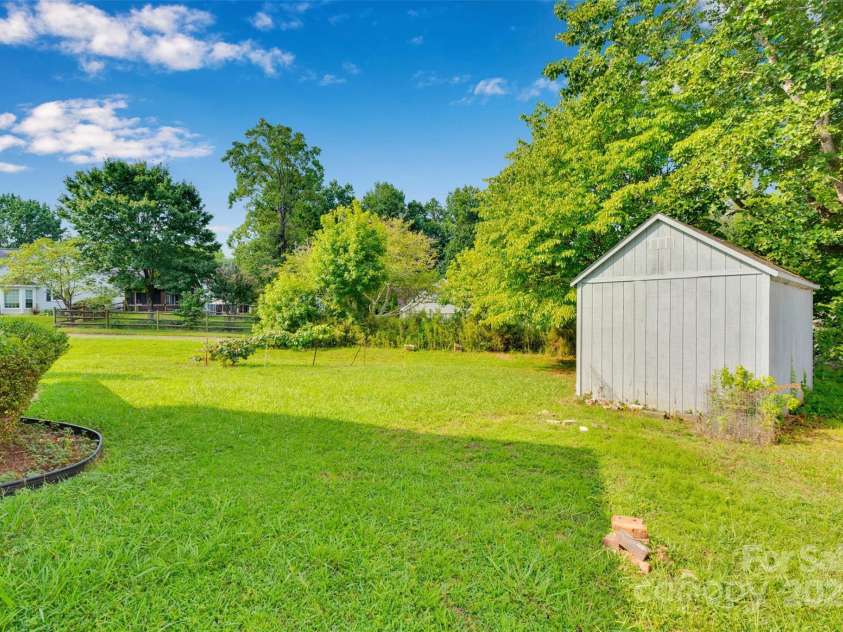 10109 Crayton Drive, Charlotte, NC 28269.  MLS# CAR4274377, YatesRealty ID 29313. 