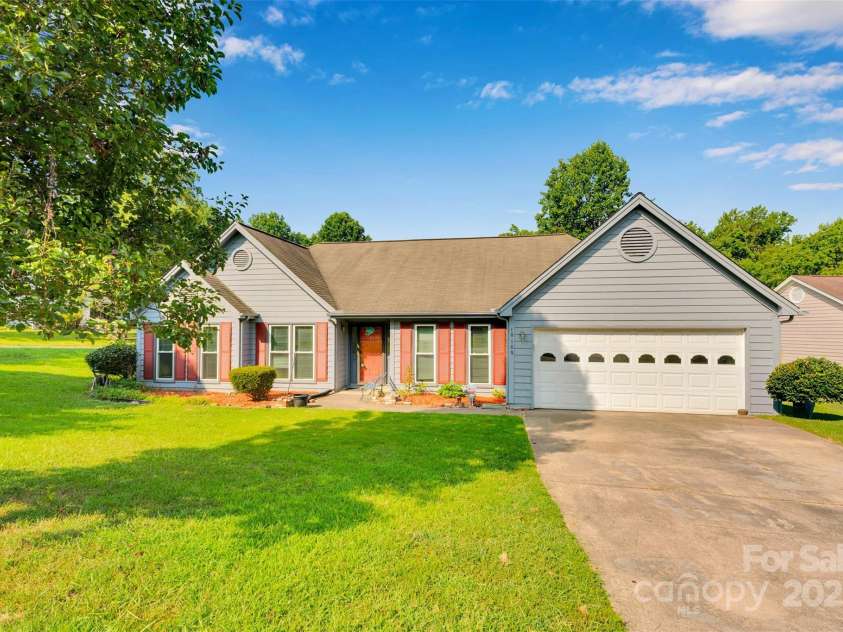 10109 Crayton Drive, Charlotte, NC 28269.  MLS# CAR4274377, YatesRealty ID 29313. 