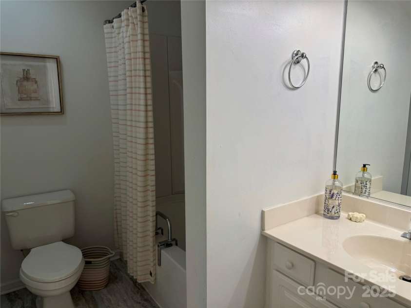 21120 Cold Spring Lane, Cornelius, NC 28031.  MLS# CAR4276142, YatesRealty ID 29315. Guest Bath with tub/shower