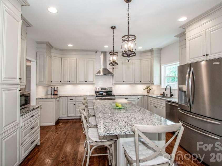 3211 Oakdale Road, Charlotte, NC 28216.  MLS# CAR4380847, YatesRealty ID 29315. Beautiful backsplash