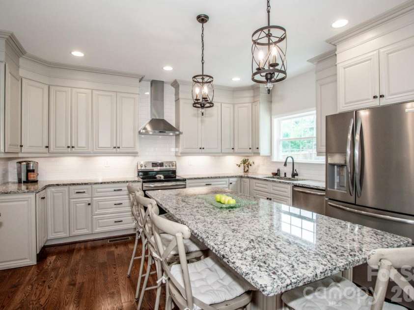 3211 Oakdale Road, Charlotte, NC 28216.  MLS# CAR4380847, YatesRealty ID 29315. Custom cabinets