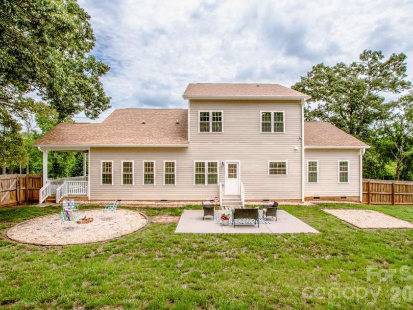 3211 Oakdale Road, Charlotte, NC 28216.  MLS# CAR4380847, YatesRealty ID 29315. Flat space in back yard