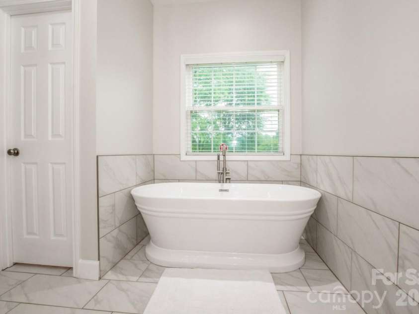 3211 Oakdale Road, Charlotte, NC 28216.  MLS# CAR4380847, YatesRealty ID 29315. Gorgeous soaking tub