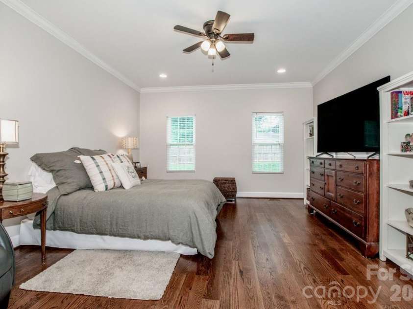 3211 Oakdale Road, Charlotte, NC 28216.  MLS# CAR4380847, YatesRealty ID 29315. Light, bright, and airy primary