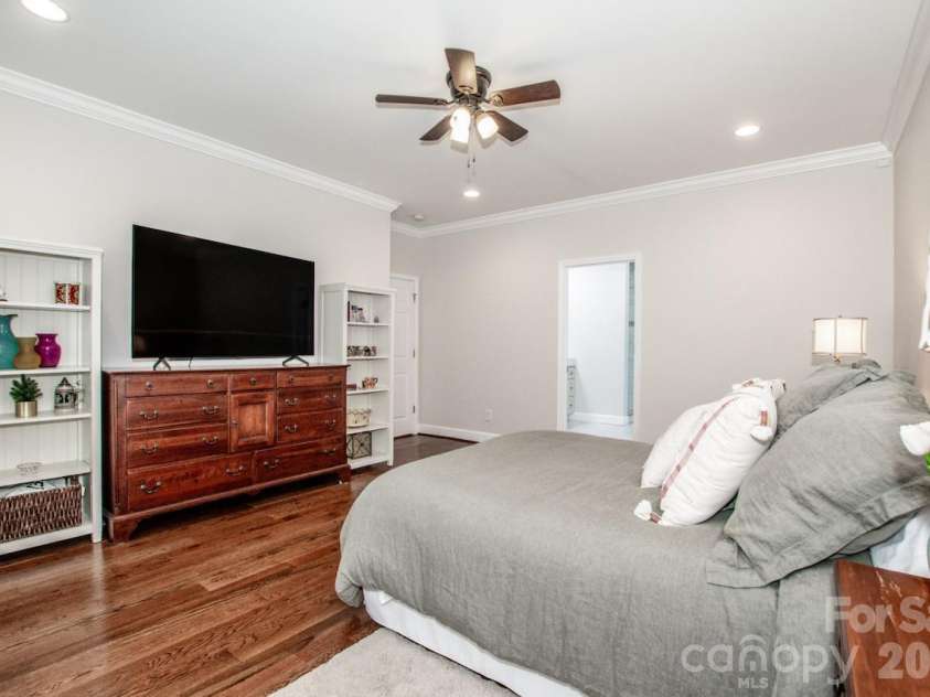 3211 Oakdale Road, Charlotte, NC 28216.  MLS# CAR4380847, YatesRealty ID 29315. Recessed lighting and ceiling fan