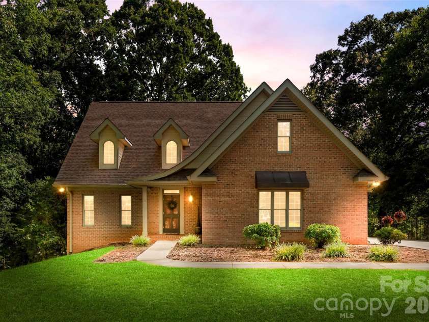 104 Tallwood Drive, Shelby, NC 28152.  MLS# CAR4280185, YatesRealty ID 29316. 