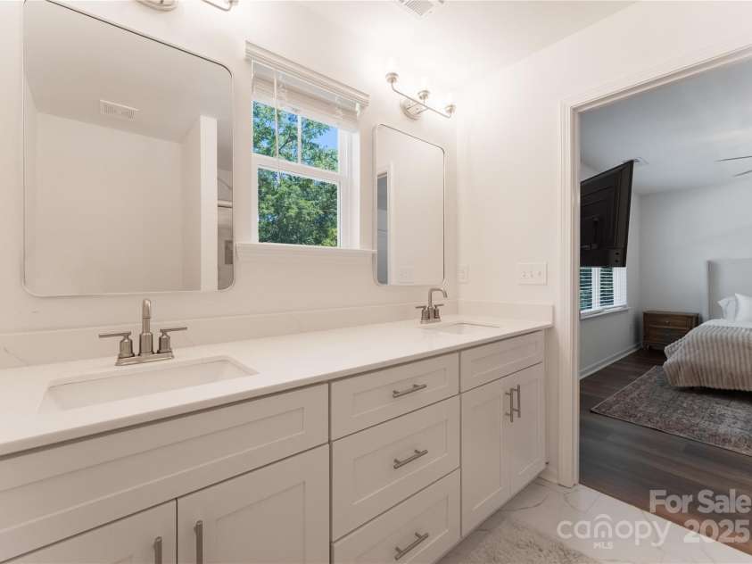 1824 Purser Drive, Charlotte, NC 28215.  MLS# CAR4285600, YatesRealty ID 29317. 