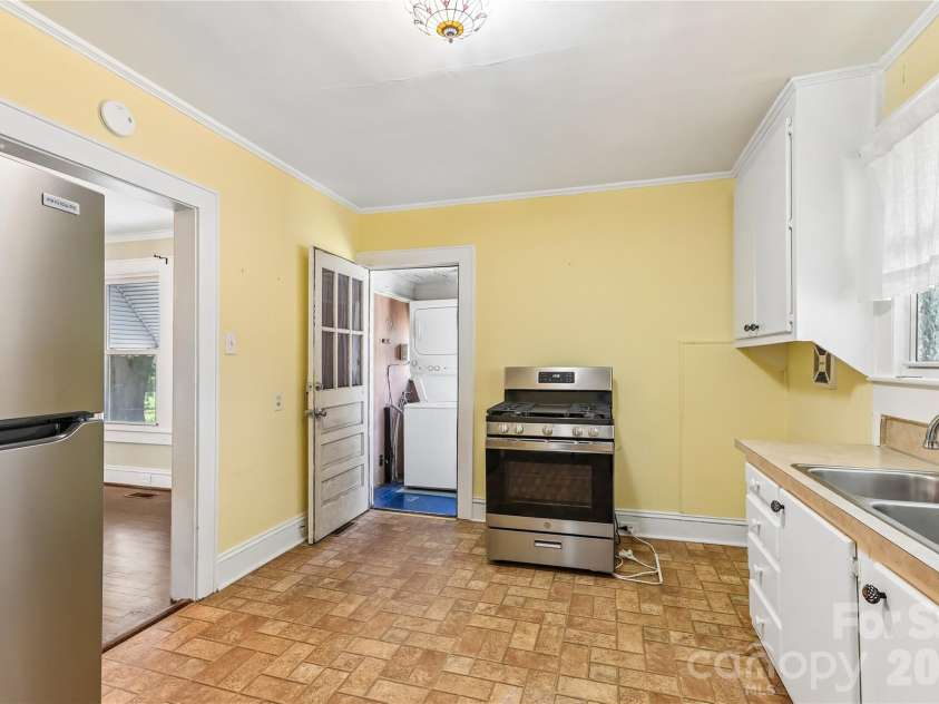 1010 Desoto Avenue, Kannapolis, NC 28083.  MLS# CAR4388396, YatesRealty ID 29318. Quaint Kitchen