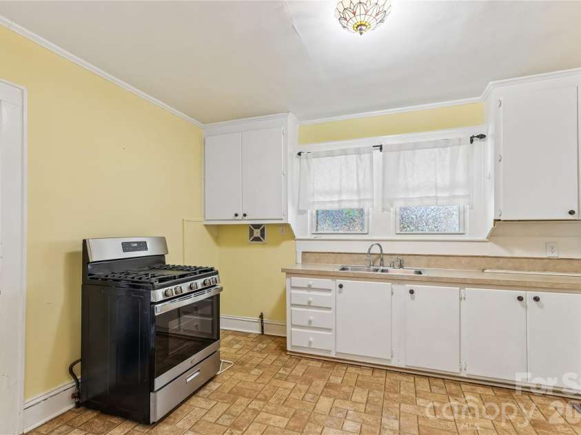 1010 Desoto Avenue, Kannapolis, NC 28083.  MLS# CAR4388396, YatesRealty ID 29318. Quaint Kitchen