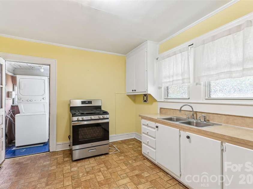 1010 Desoto Avenue, Kannapolis, NC 28083.  MLS# CAR4388396, YatesRealty ID 29318. Quaint Kitchen