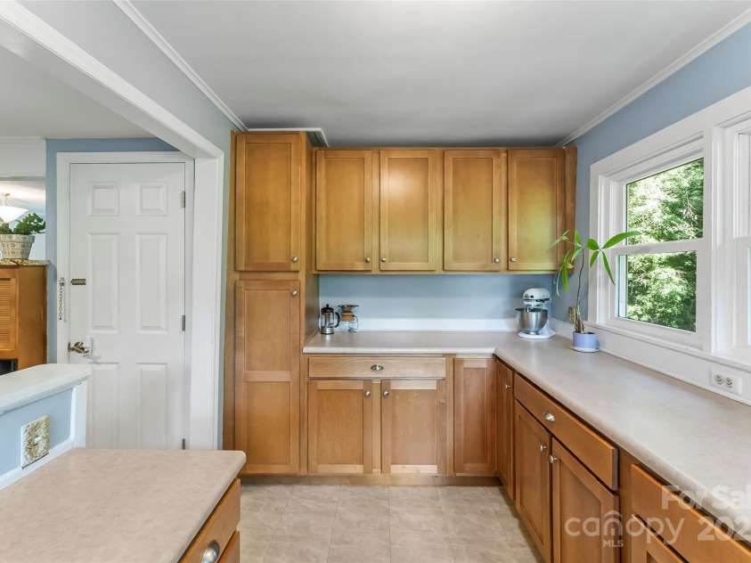 300 Patton Street, Morganton, NC 28655.  MLS# CAR4286372, YatesRealty ID 29318. 