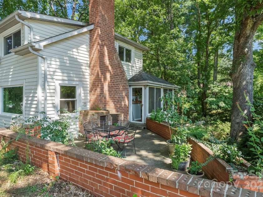 300 Patton Street, Morganton, NC 28655.  MLS# CAR4286372, YatesRealty ID 29318. 