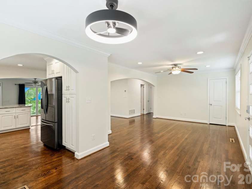 4824 Gilmore Drive, Charlotte, NC 28209.  MLS# CAR4389651, YatesRealty ID 29320. 