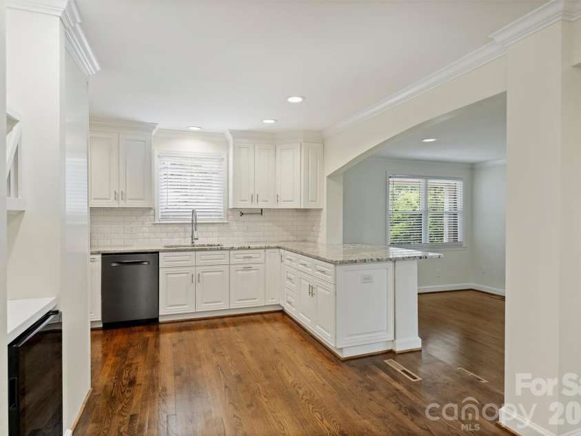 4824 Gilmore Drive, Charlotte, NC 28209.  MLS# CAR4389651, YatesRealty ID 29320. 