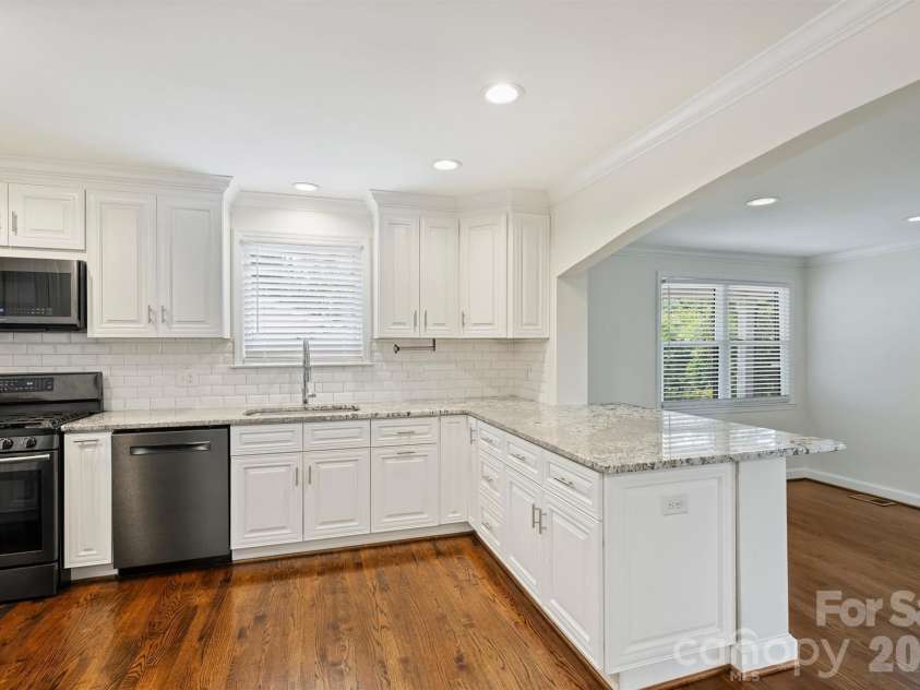 4824 Gilmore Drive, Charlotte, NC 28209.  MLS# CAR4389651, YatesRealty ID 29320. 