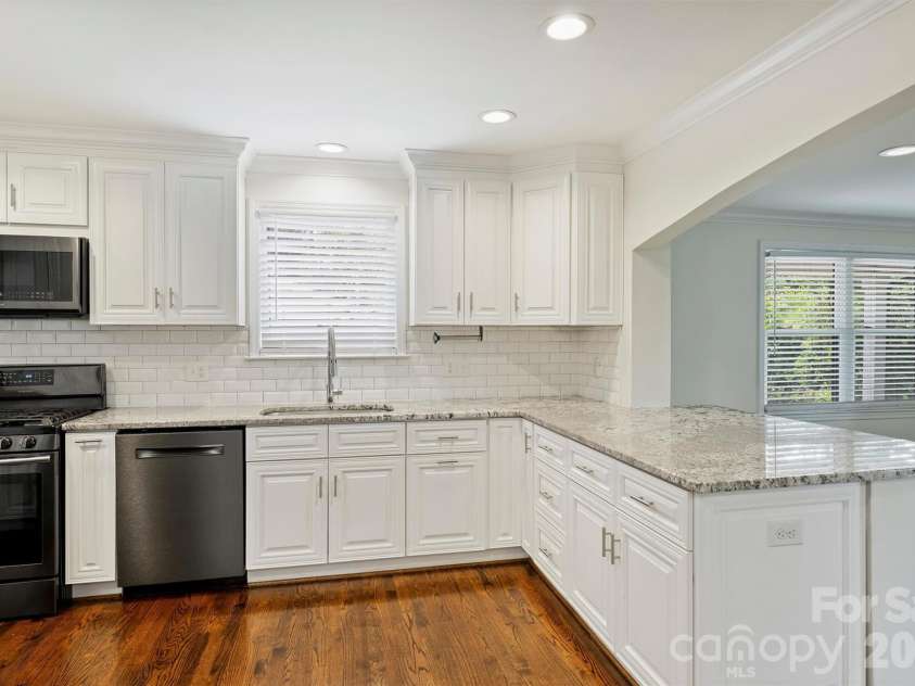 4824 Gilmore Drive, Charlotte, NC 28209.  MLS# CAR4389651, YatesRealty ID 29320. 