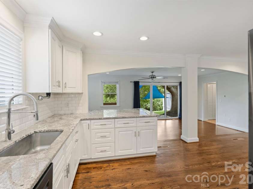 4824 Gilmore Drive, Charlotte, NC 28209.  MLS# CAR4389651, YatesRealty ID 29320. 