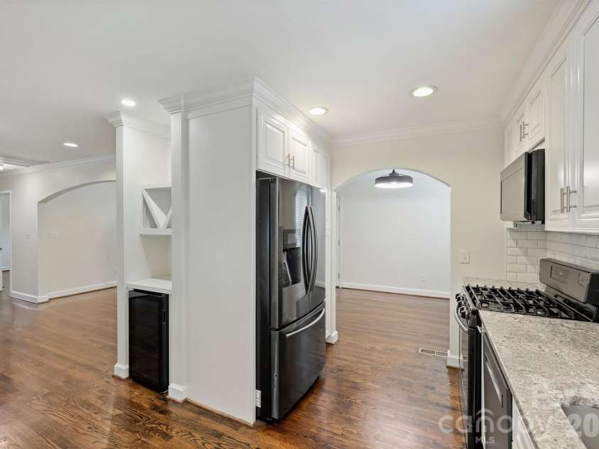 4824 Gilmore Drive, Charlotte, NC 28209.  MLS# CAR4389651, YatesRealty ID 29320. 