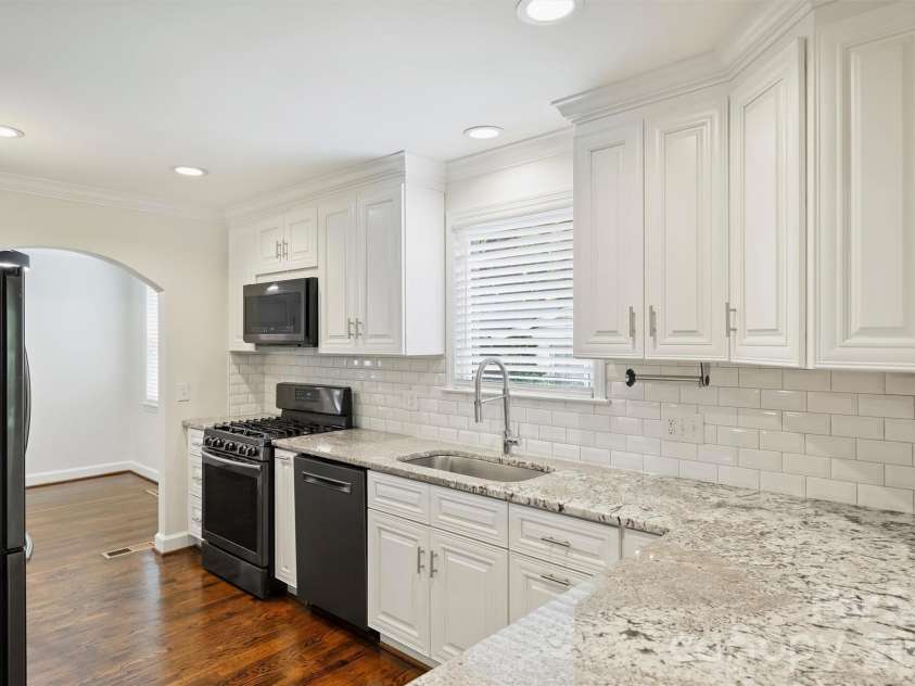 4824 Gilmore Drive, Charlotte, NC 28209.  MLS# CAR4389651, YatesRealty ID 29320. 