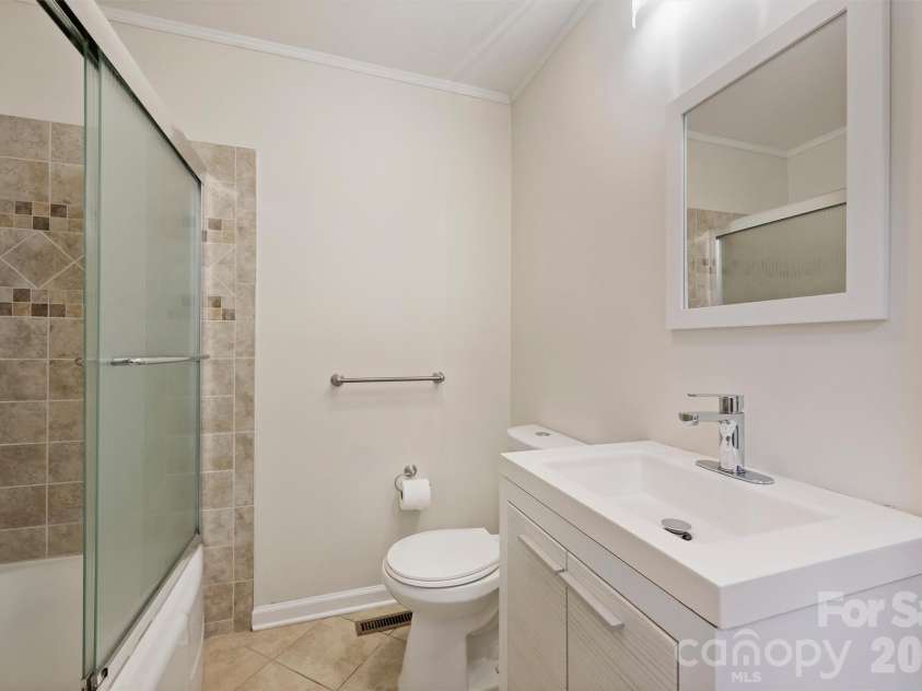 4824 Gilmore Drive, Charlotte, NC 28209.  MLS# CAR4389651, YatesRealty ID 29320. 