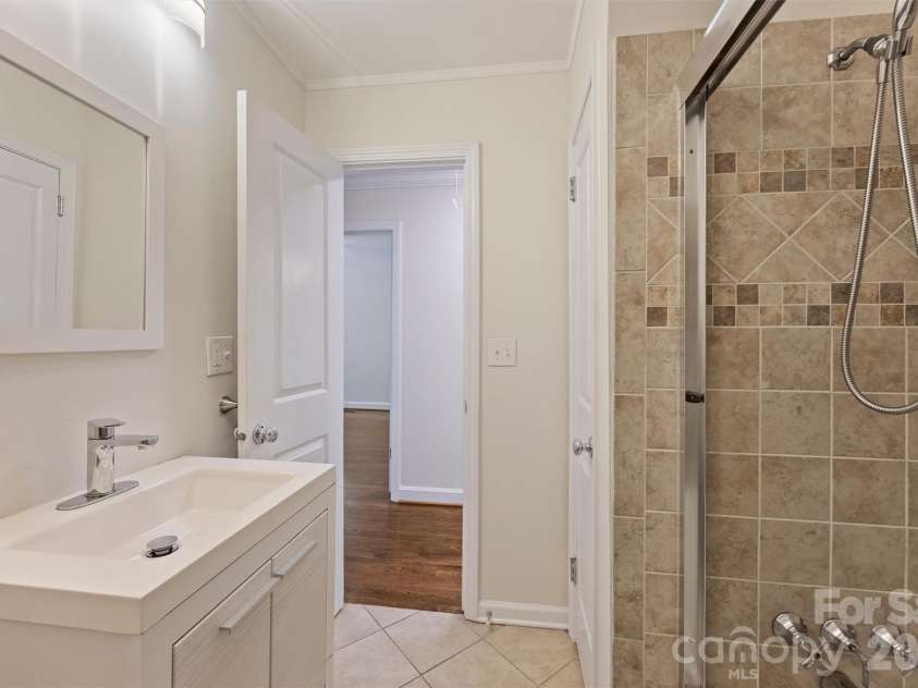 4824 Gilmore Drive, Charlotte, NC 28209.  MLS# CAR4389651, YatesRealty ID 29320. 