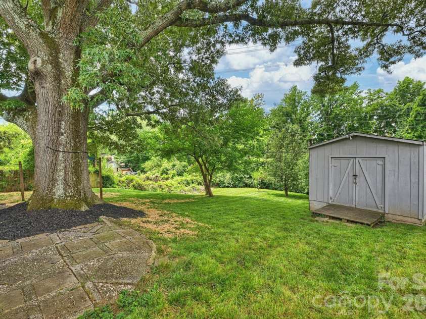4824 Gilmore Drive, Charlotte, NC 28209.  MLS# CAR4389651, YatesRealty ID 29320. 