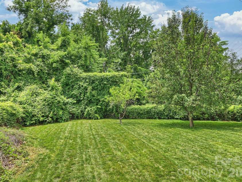 4824 Gilmore Drive, Charlotte, NC 28209.  MLS# CAR4389651, YatesRealty ID 29320. 