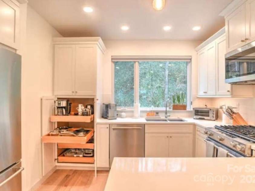 243 Short Coxe Avenue, Asheville, NC 28801.  MLS# CAR4287377, YatesRealty ID 29324. 