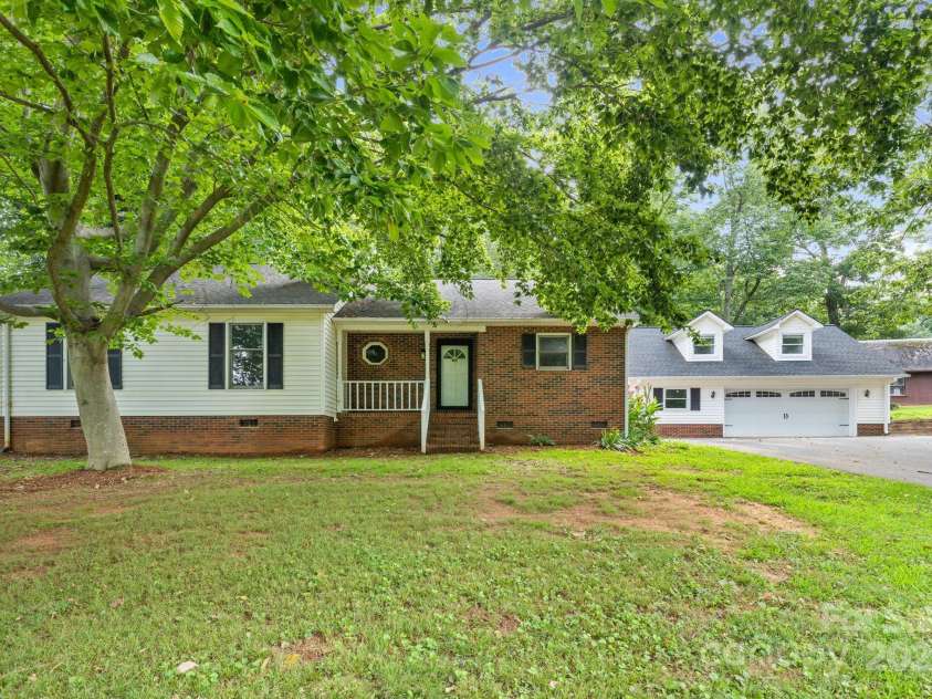136 Ridgewood Lane, Statesville, NC 28677.  MLS# CAR4282096, YatesRealty ID 29325. 