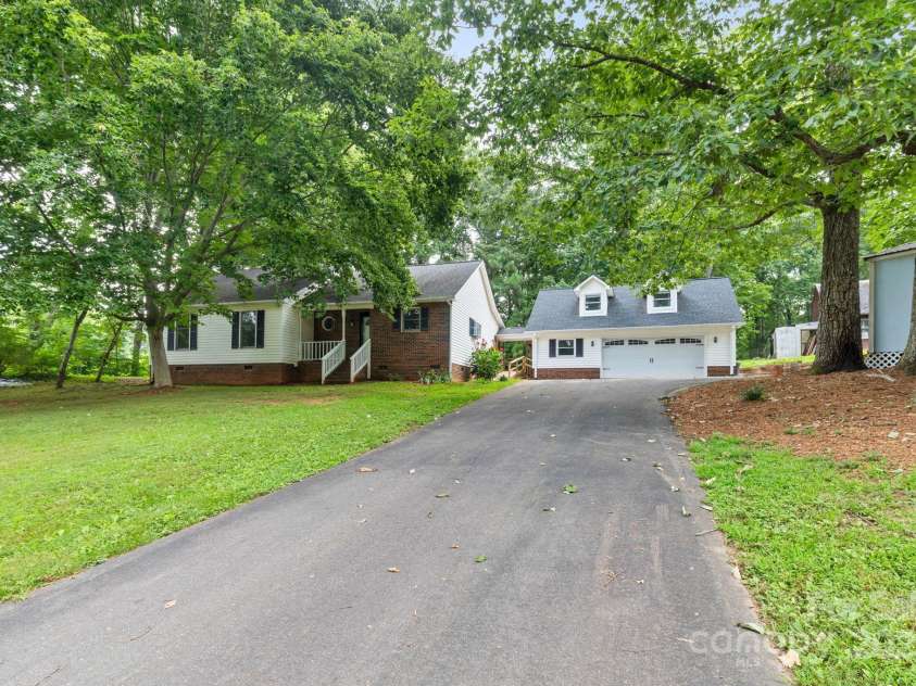 136 Ridgewood Lane, Statesville, NC 28677.  MLS# CAR4282096, YatesRealty ID 29325. 